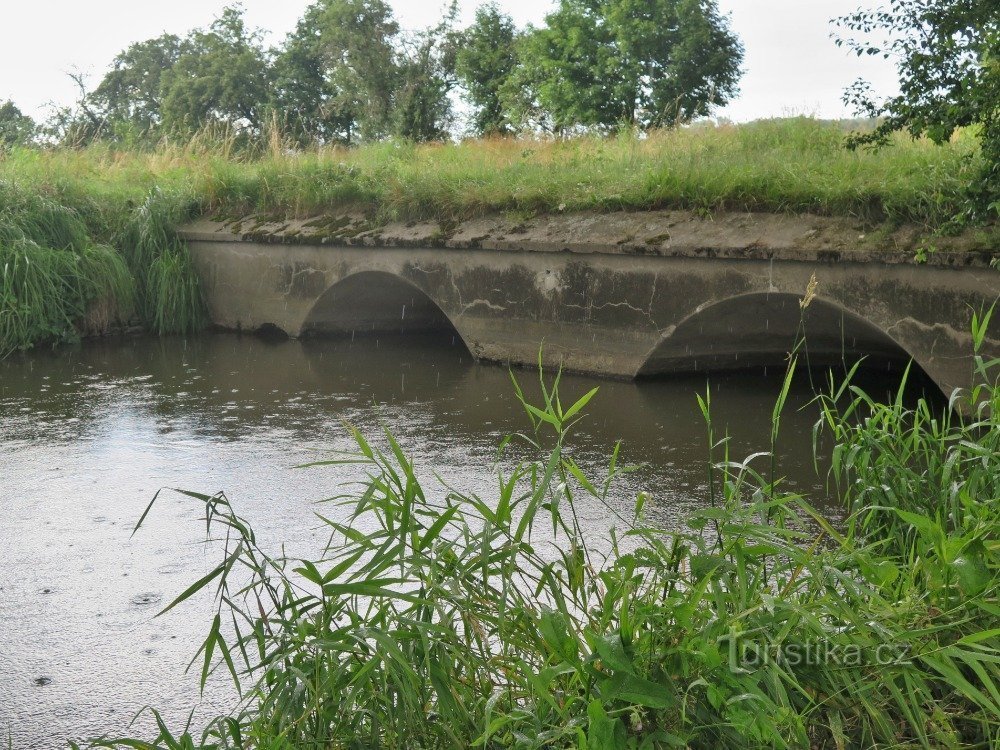 Uhřičice (near Kojetín) – Siphon, crossroads of watercourses