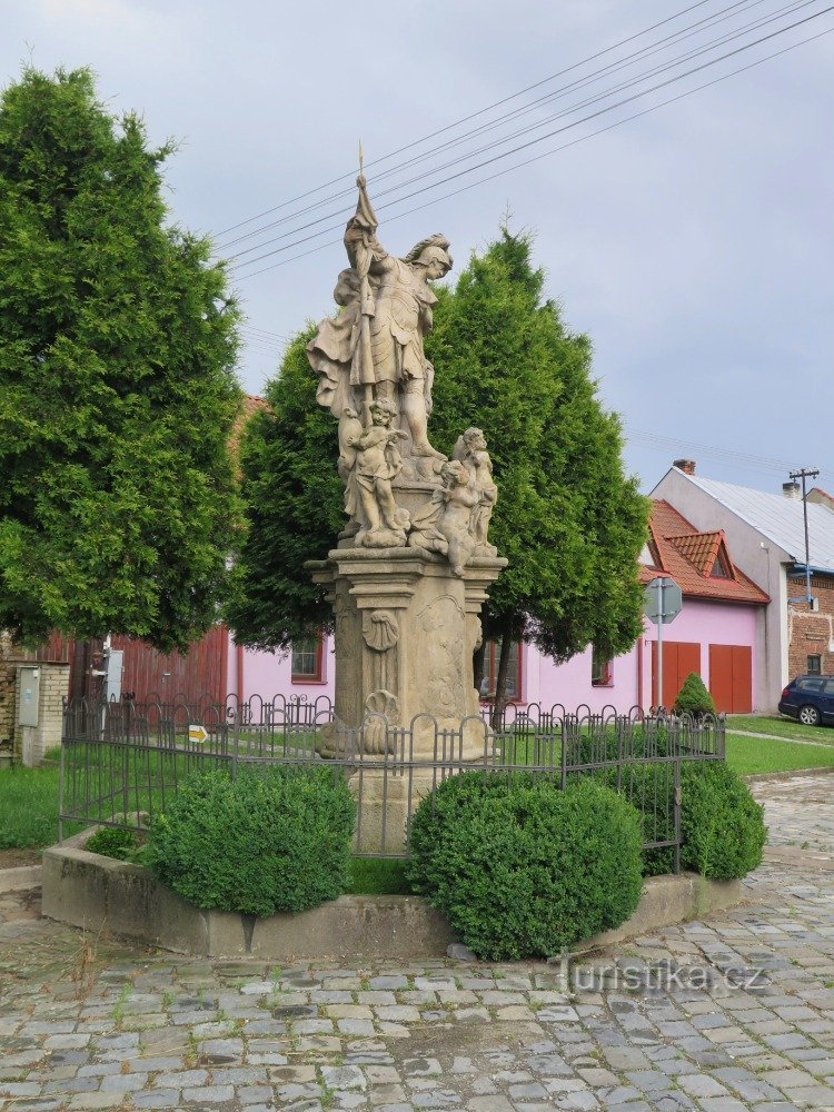 Uhričice (nära Kojetín) – staty av St. Floriana