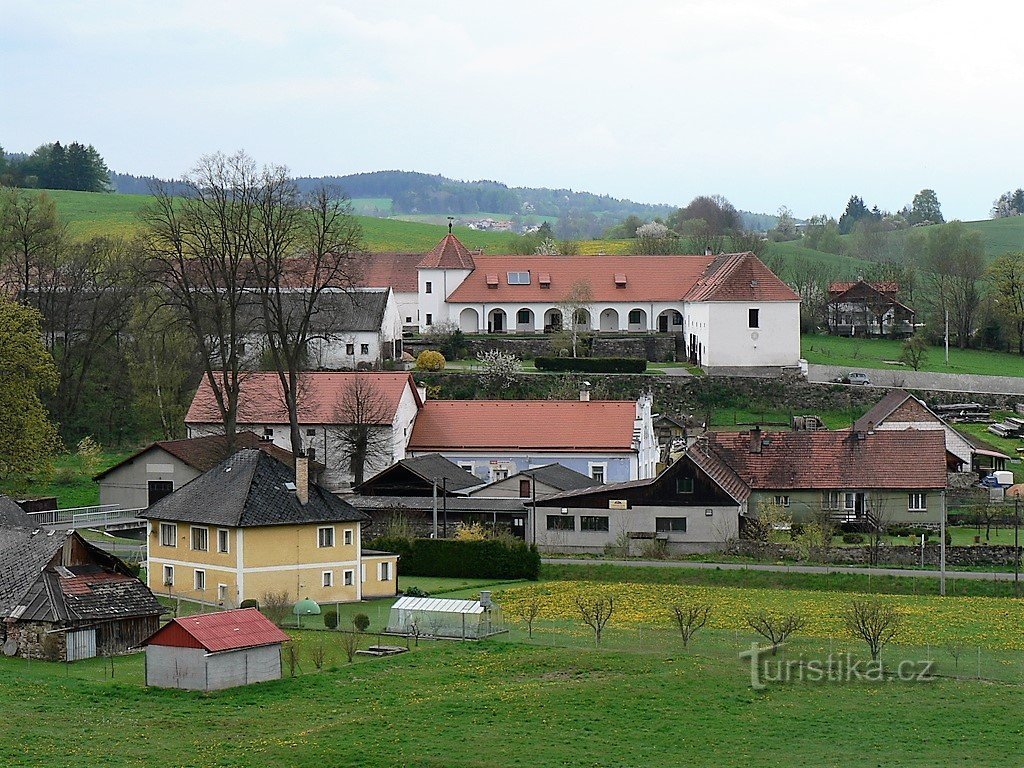 Kasteel Ujčín, uitzicht vanuit het oosten