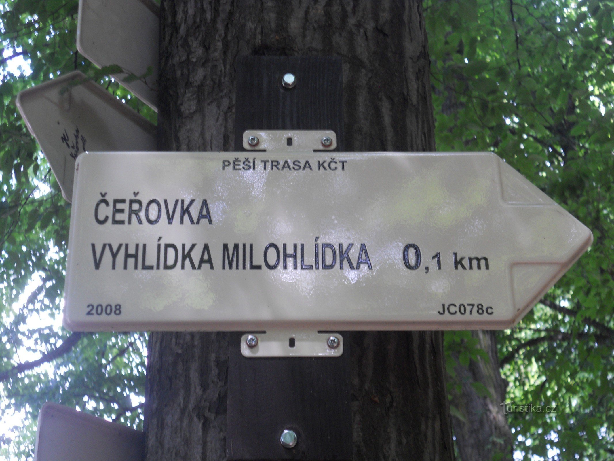 Placa de sinalização KČT para o topo da torre de vigia.