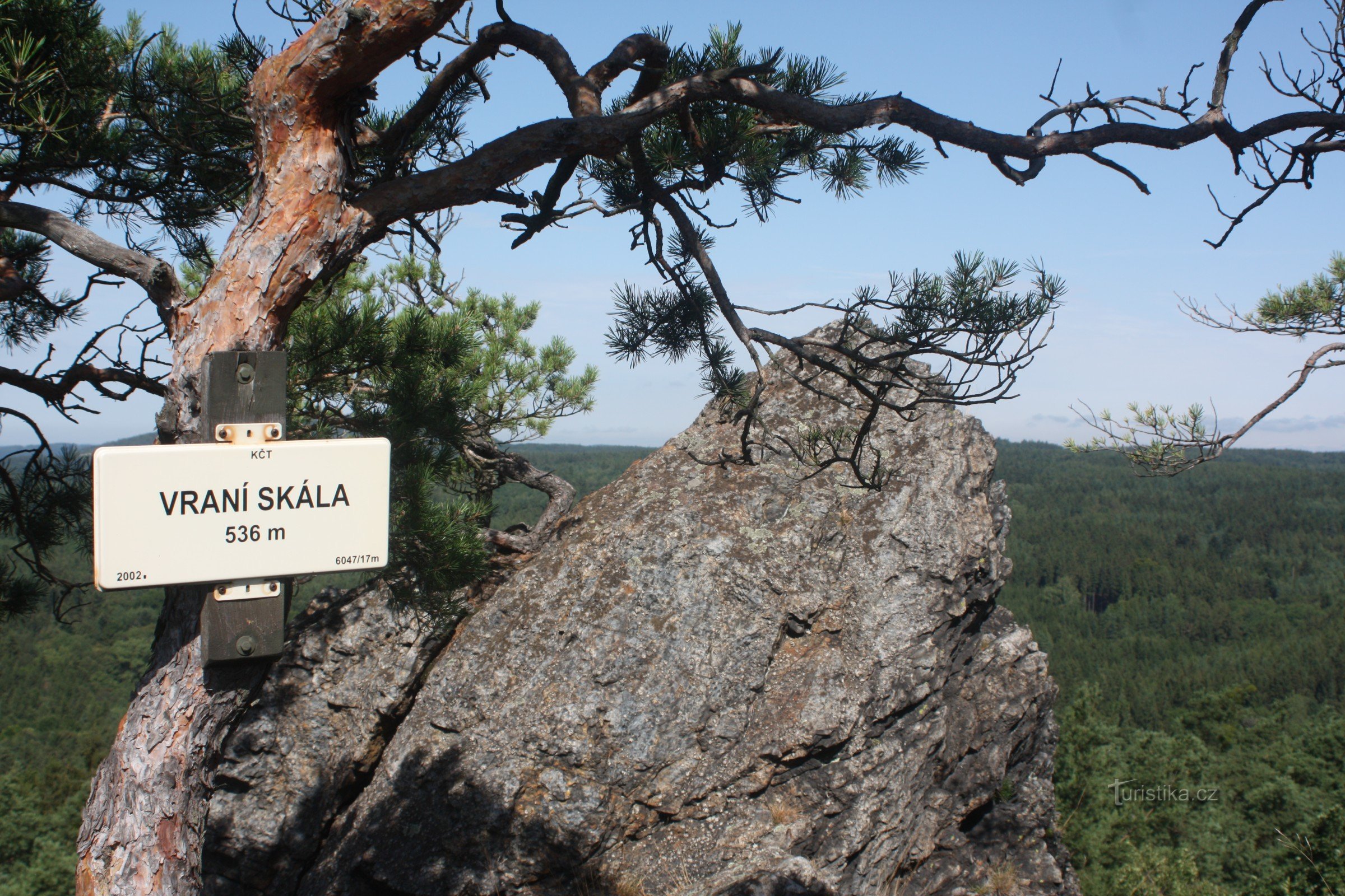 Hinweis auf den Namen des touristischen Ortes - Vrání skaly