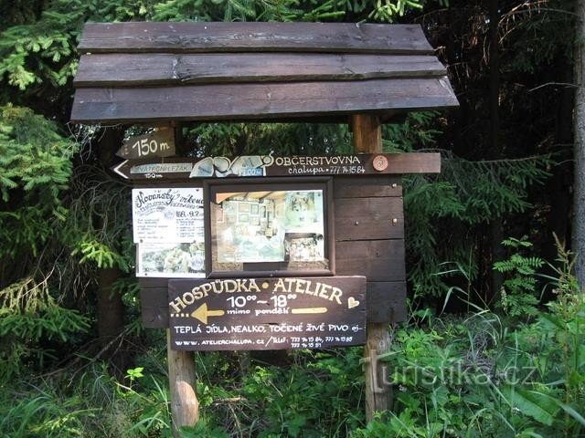 Ukazatel: Odbočka z cesty (modré) na Kotař.