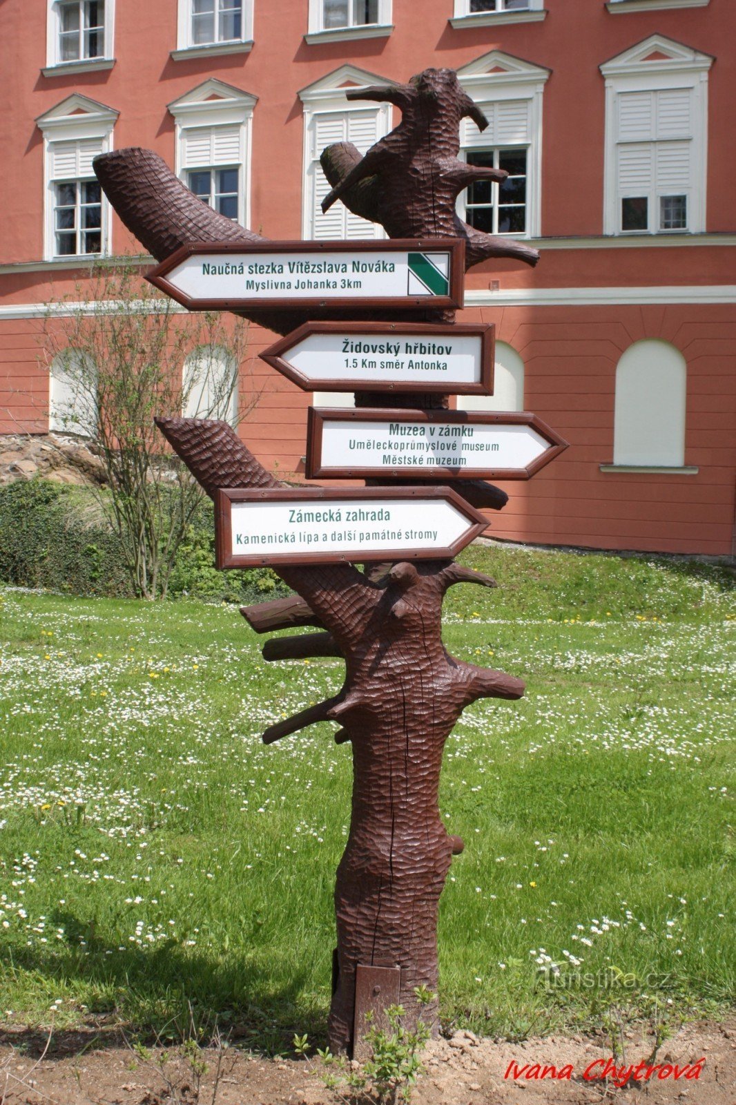 Sign in front of the castle