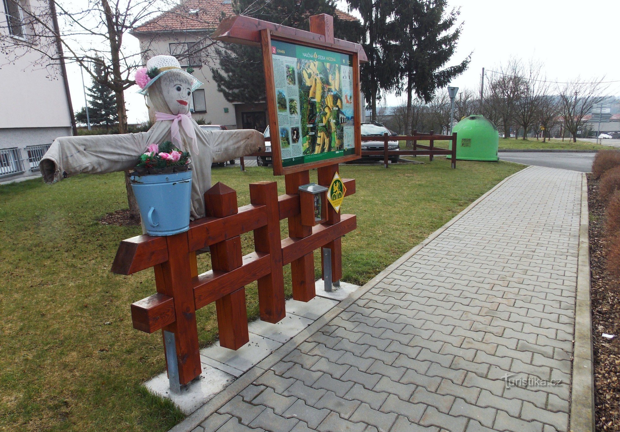 Wegweiser mit einem Gespenst zum Teich im OSMEK-Teil des Dorfes