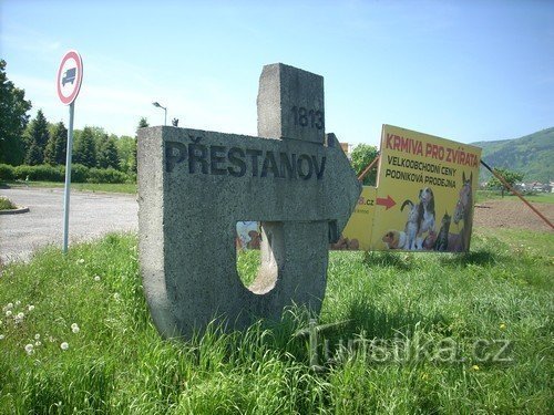 Straßenschild zum Massengrab von Soldaten