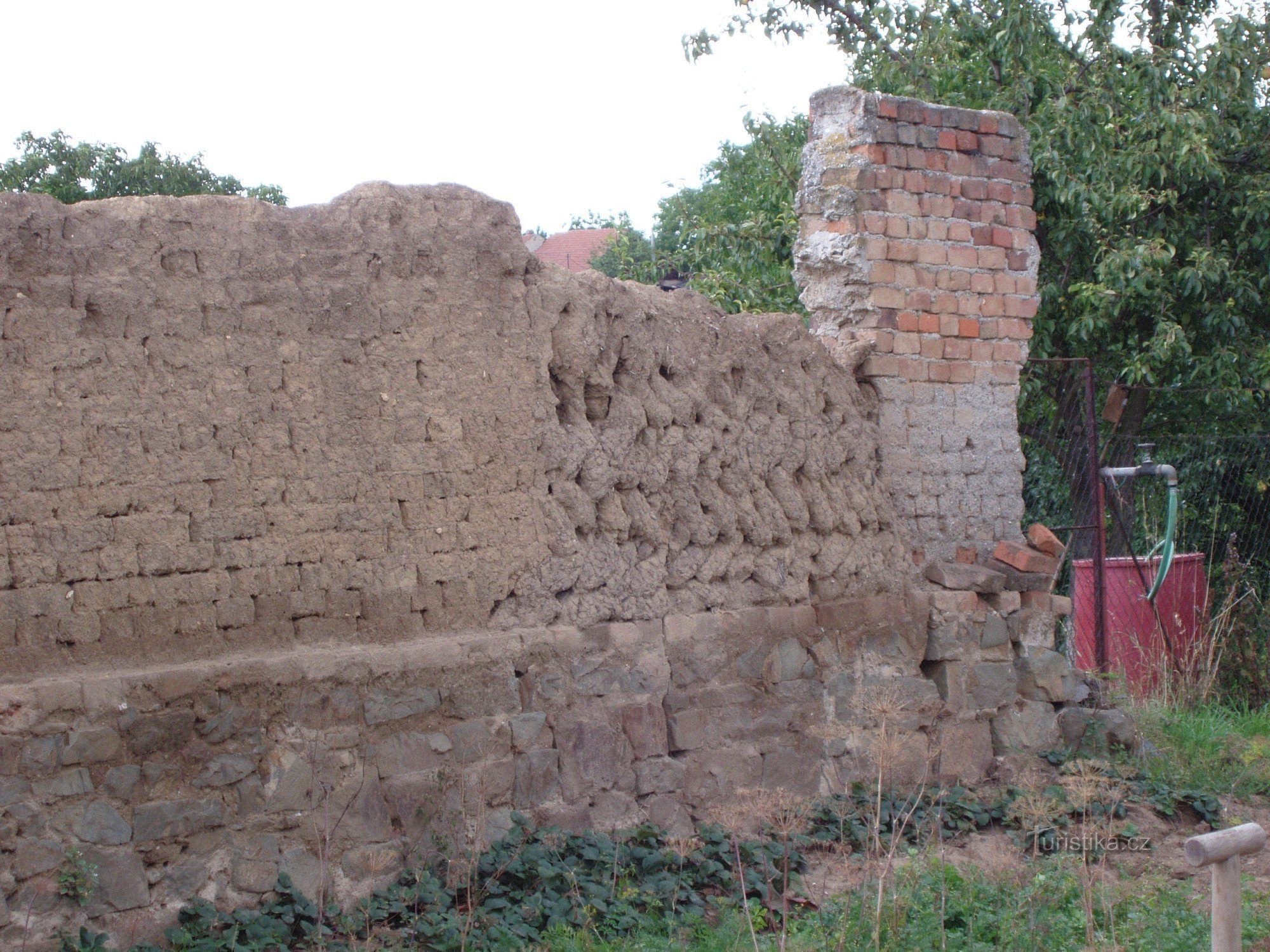 在赫鲁什卡的打谷场上展示烧砖、猪肉和战争