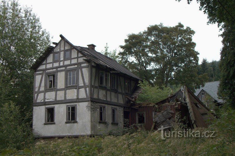 Prikaz rušenja lesene hiše