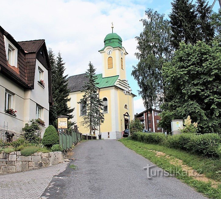 Rua para a igreja de St. Venceslau