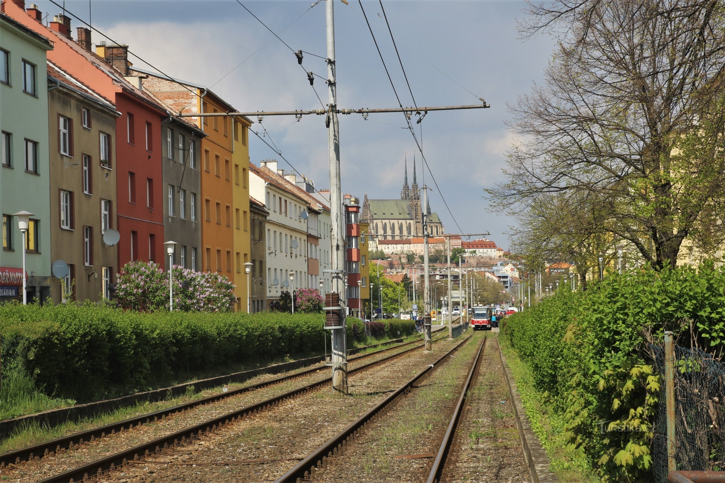 Ulica Renneská z przystankiem tramwajowym Vojtova