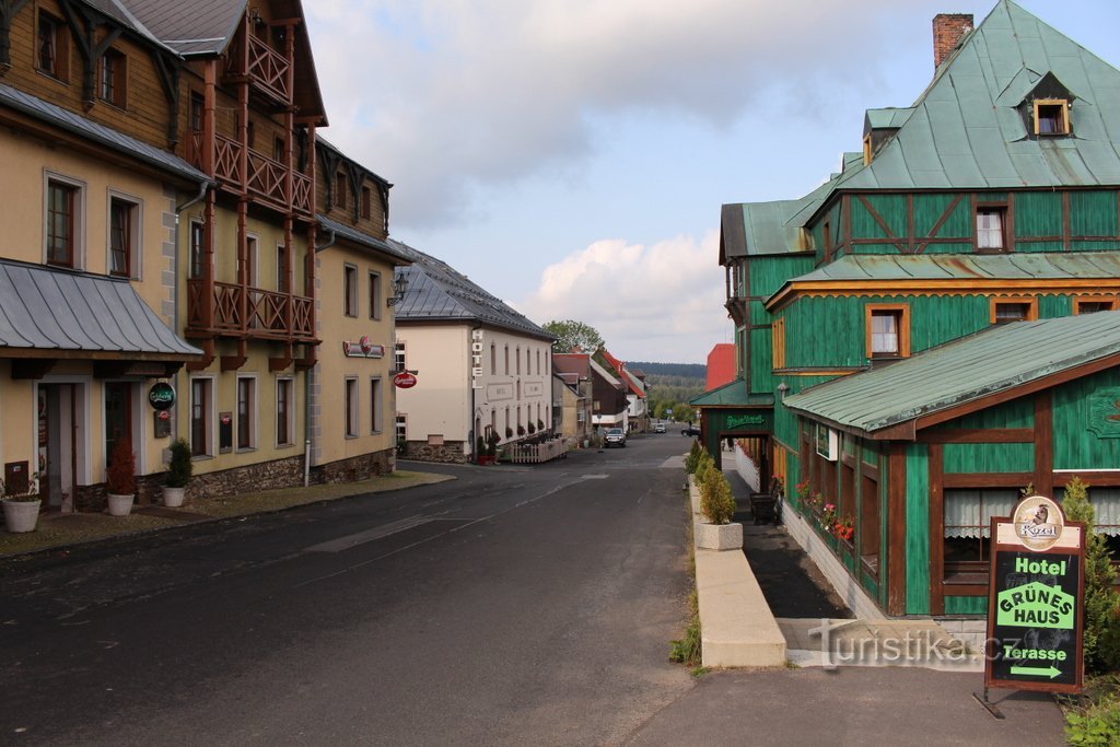 Rue avec la maison verte