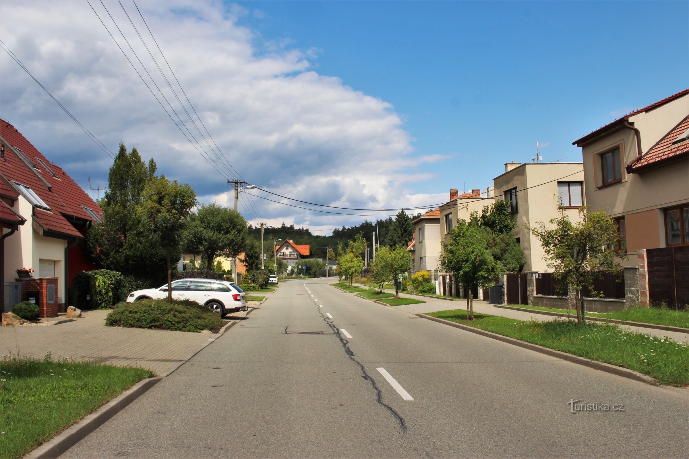 Ao longo da rua em direção a Útěchov