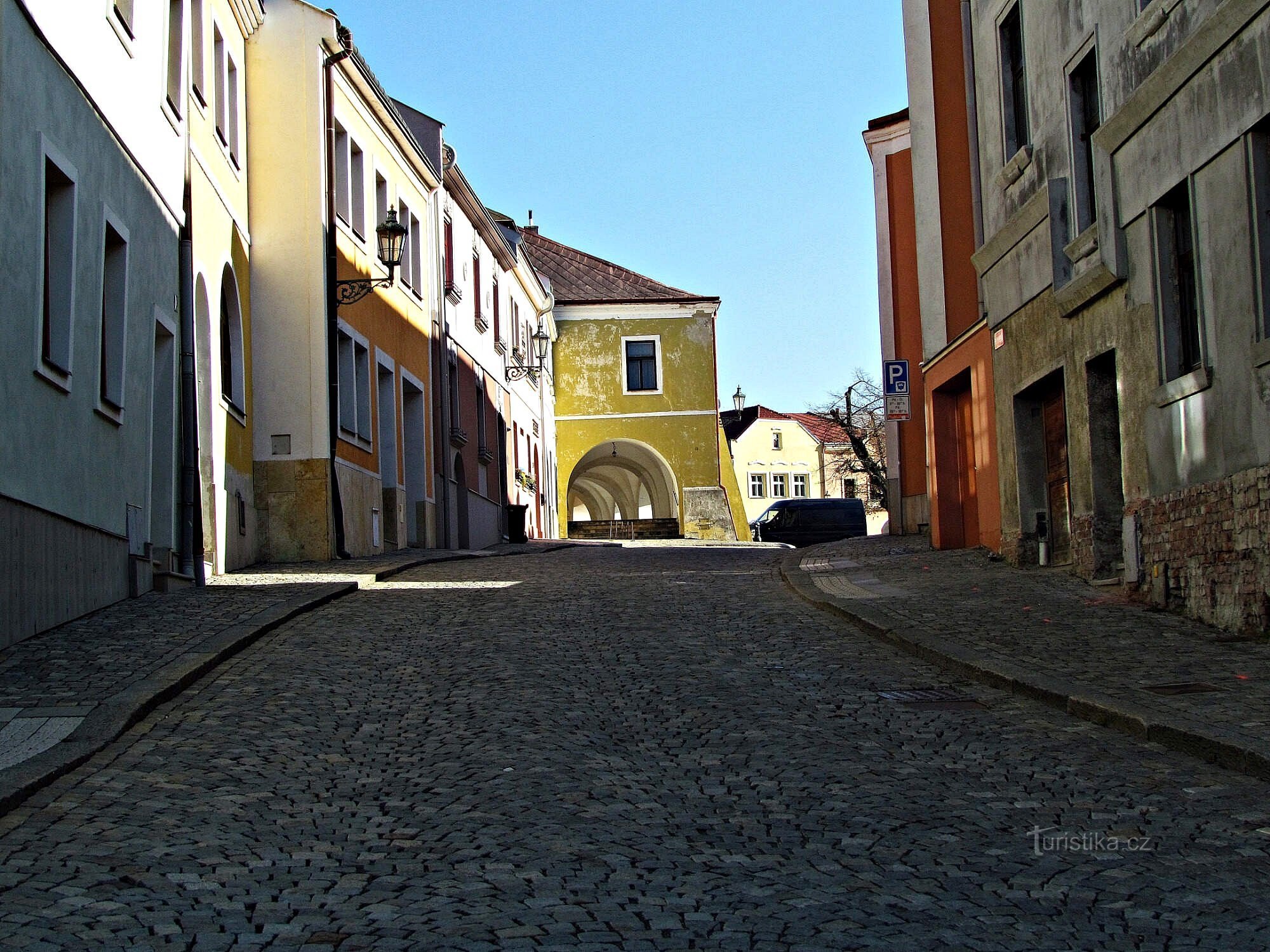 callejón a la pista de Horní