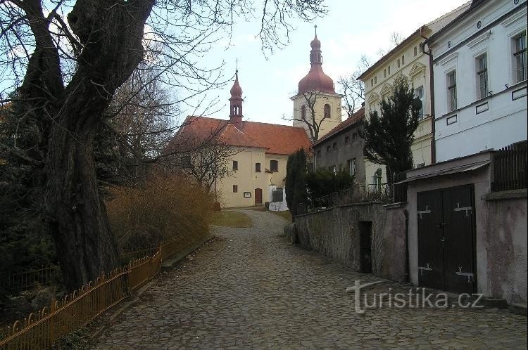 gränd till kyrkan: Třebívlice