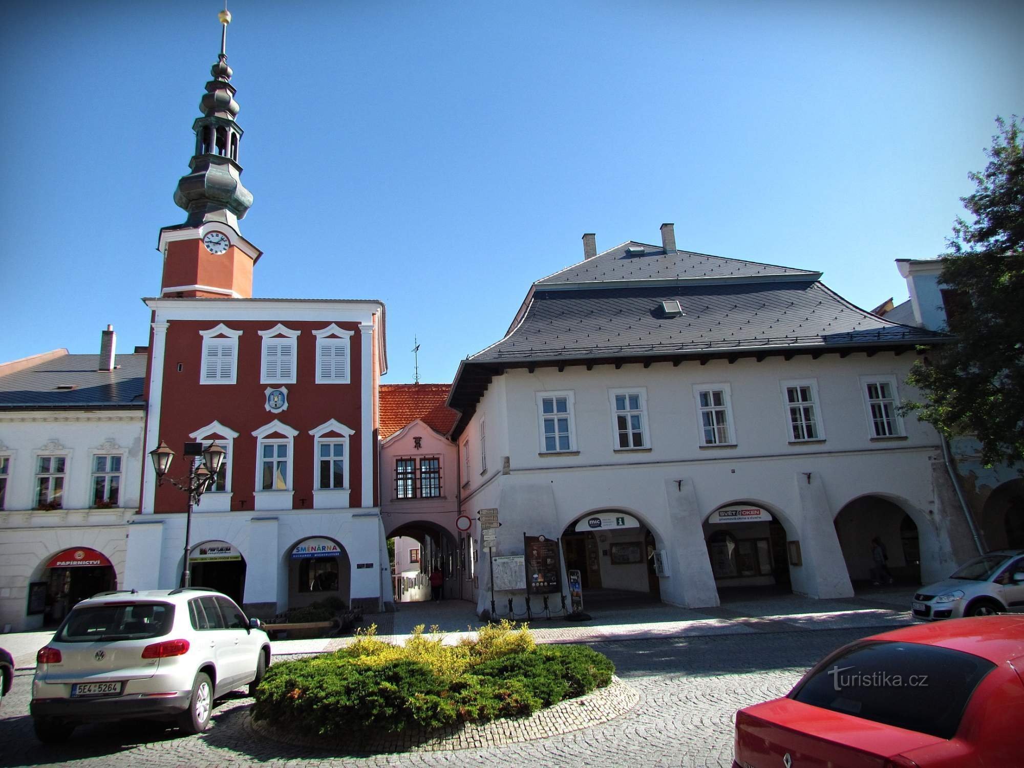 Pod Věží-steeg met de dorpsgalerij tussen het oude stadhuis en het huis U Mouřenina