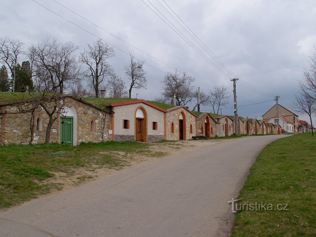 Алея з підвалами