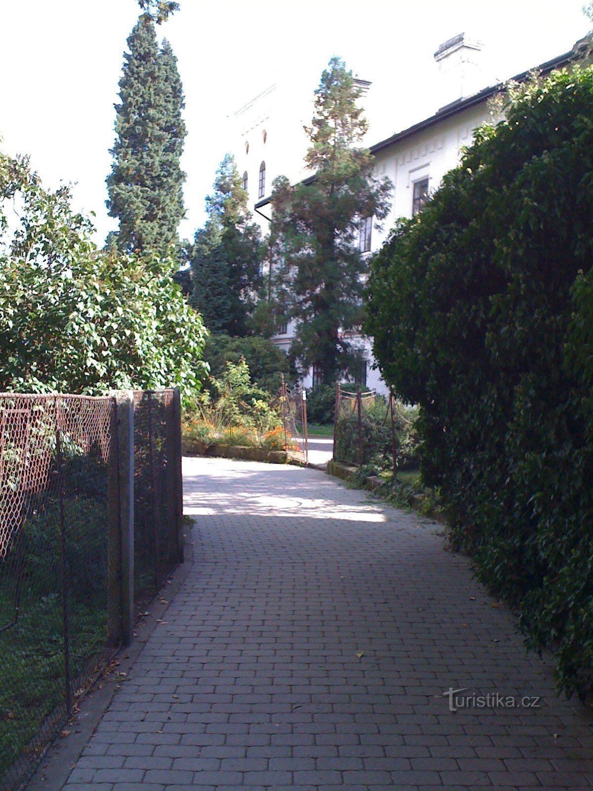 Callejón junto al castillo