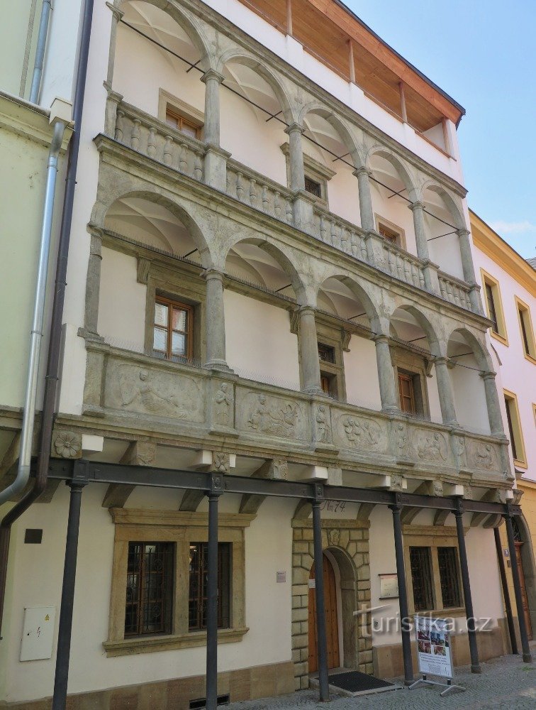 Straßenarkadenfassade