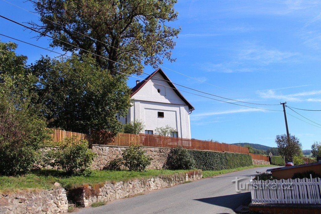 Opgave, udsigt til den tidligere kirke fra vejen