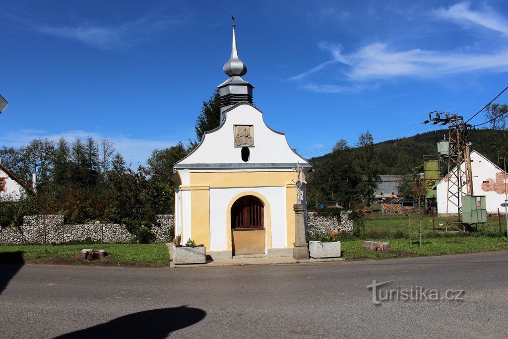 Aufgabe, vor der Kapelle