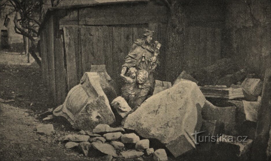 Placing the statue of St. John of Nepomuck in Česká Skalica (1920)