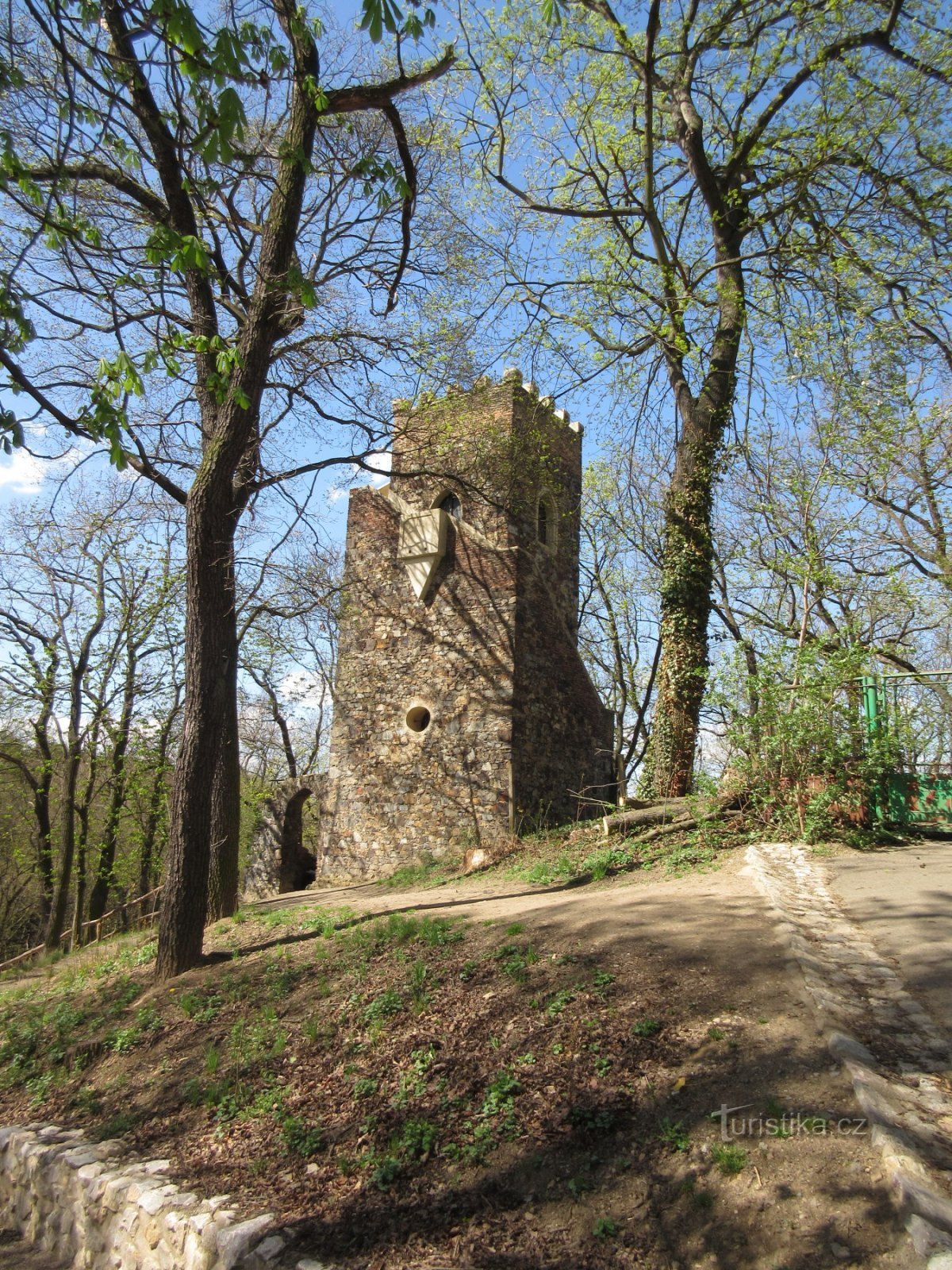 O ruină creată de om cu un turn de observație