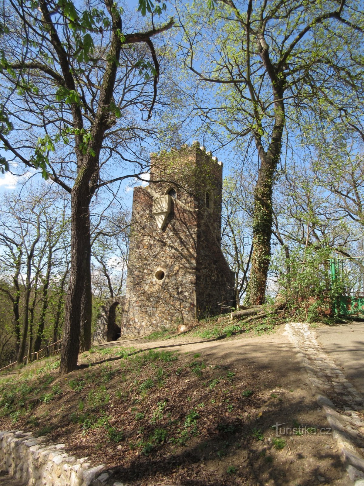 Une ruine artificielle avec une tour de guet