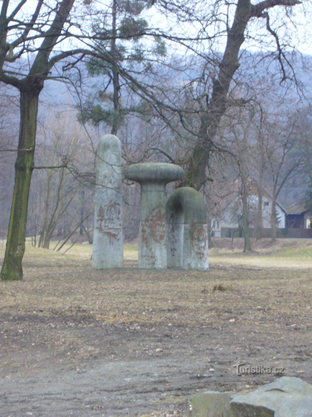 Ein Kunstobjekt in der Nähe der Brücke vor Pivovarské sklepy