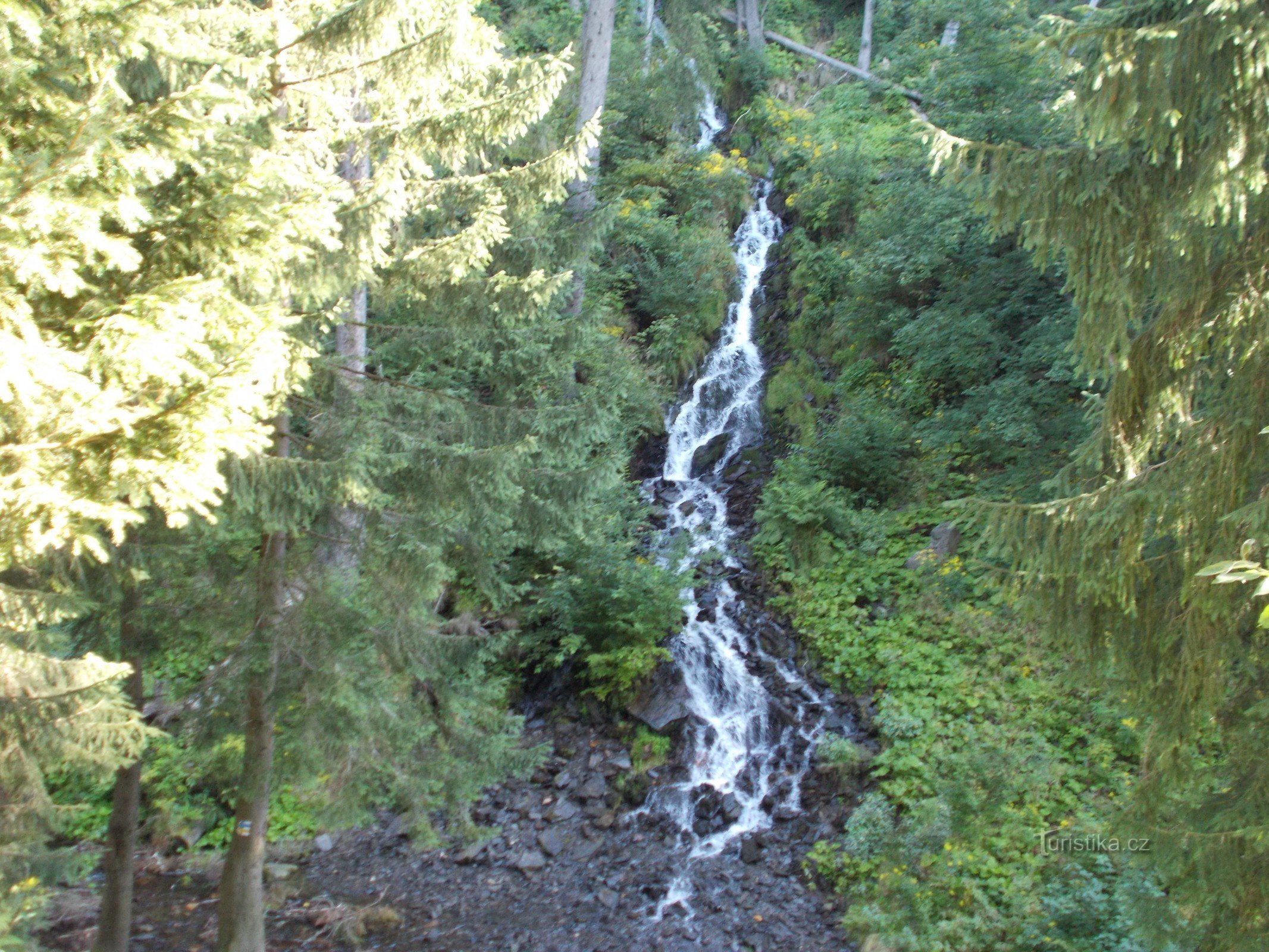Künstlicher Wasserfall in Karlov Studánka
