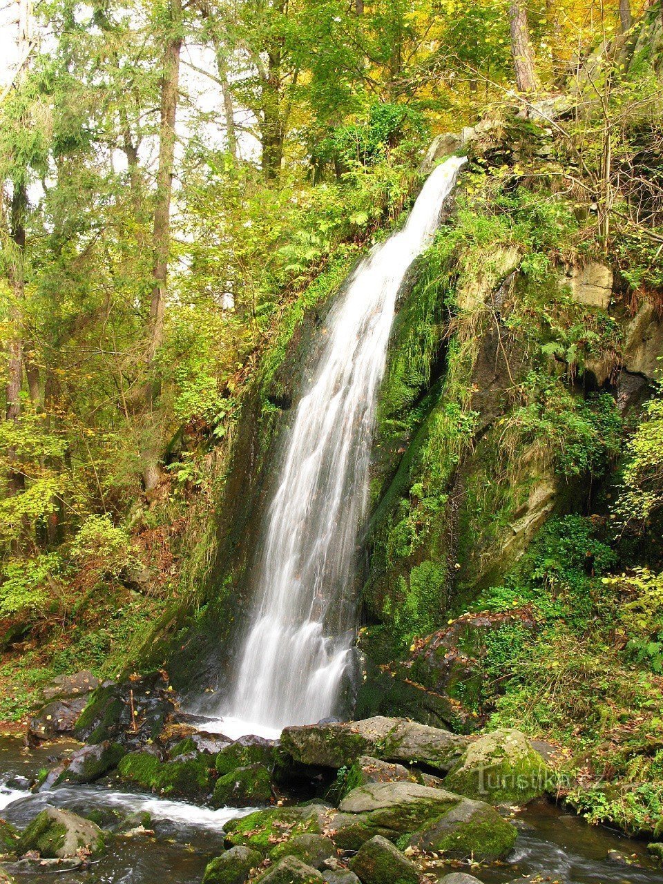 Kunstmatige waterval in de Terčina-vallei