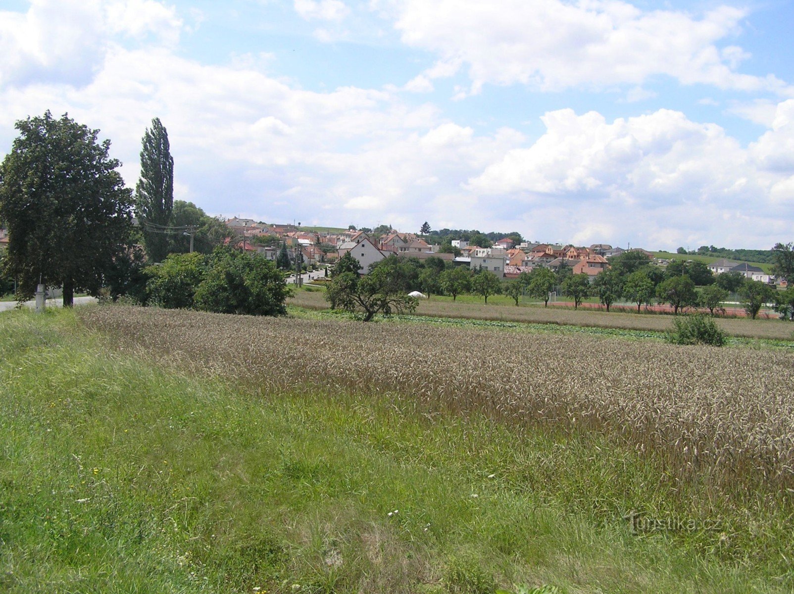 Únanov po drugiej stronie ulicy z Výrovice (sierpień 2006)