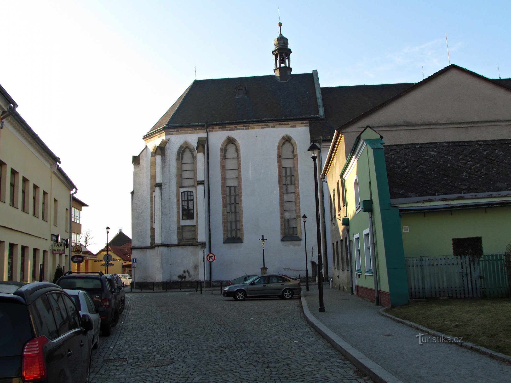 Uničov - Kerk van de Verheffing van het Heilig Kruis en een voormalig minderjarig klooster