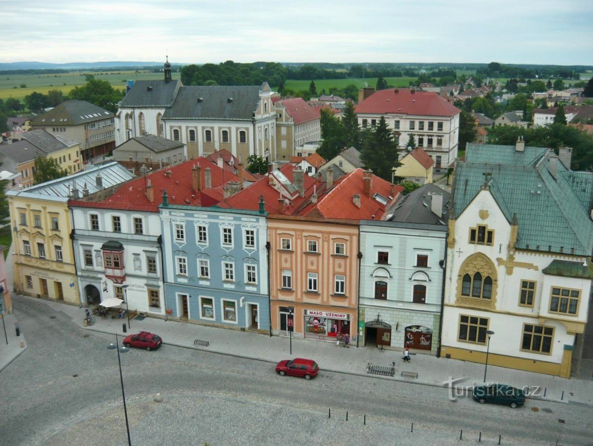 Uničov - Pyhän Nikolauksen aukio ja luostarikirkko. Ristit kaupungintalon tornista