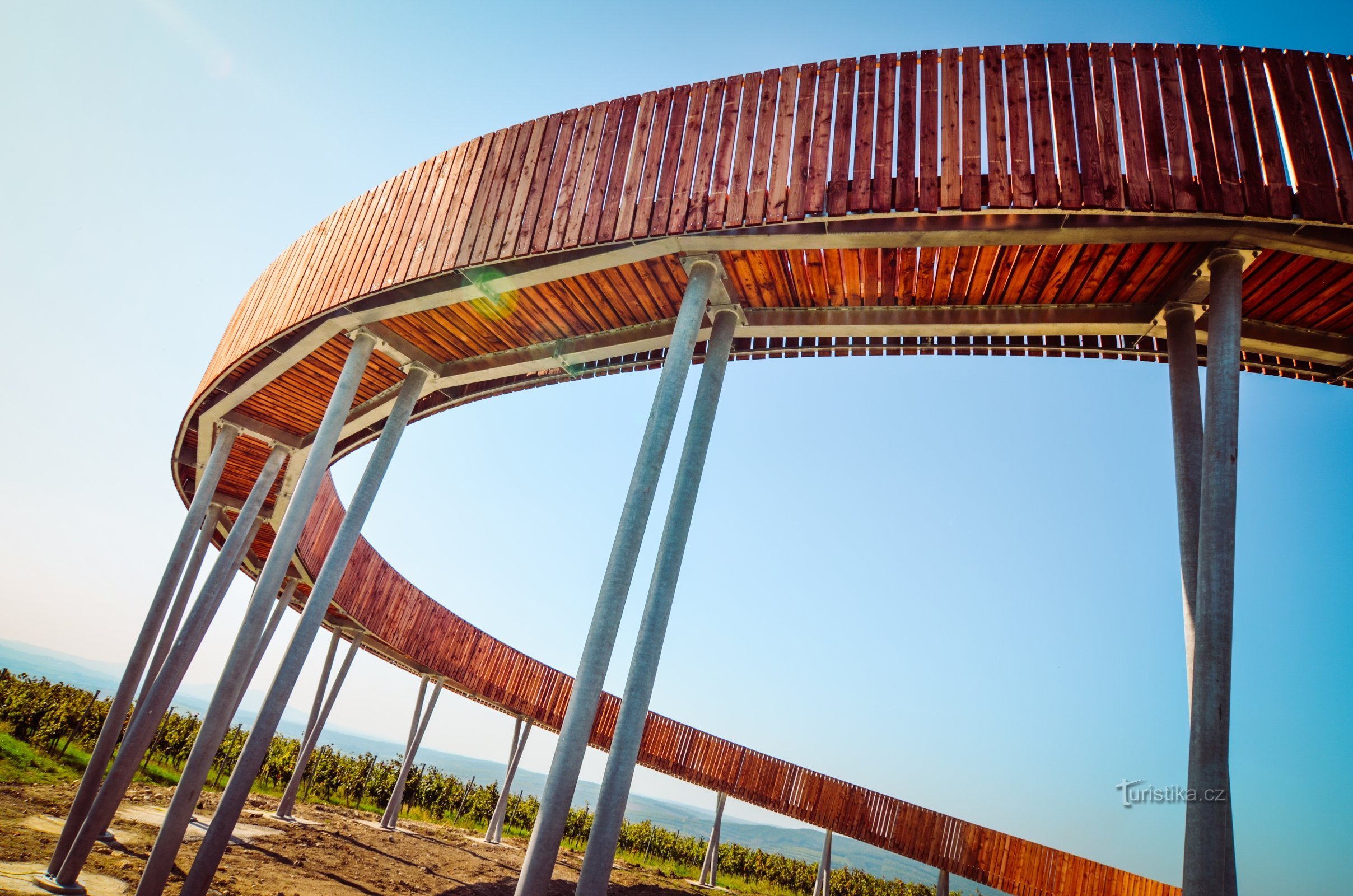 Uma torre de vigia circular única: Caminho acima dos vinhedos