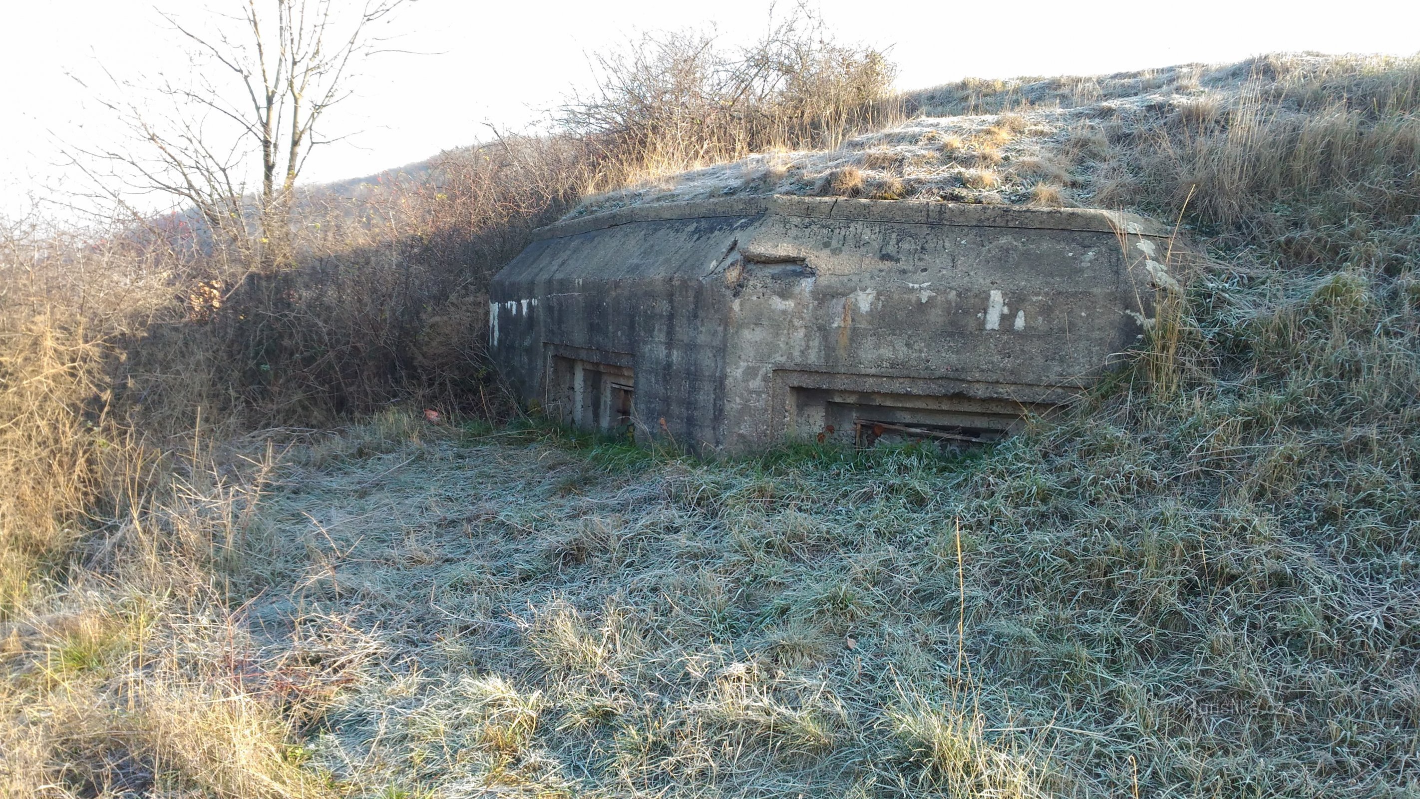 Een uniek licht fort op de Kostrlík-heuvel in Bílina.