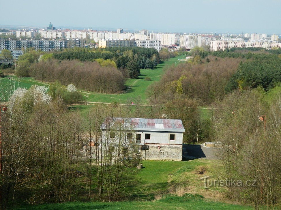 Οι πρόποδες της Rozárka, το δασικό πάρκο και τα προάστια της Μοραβίας