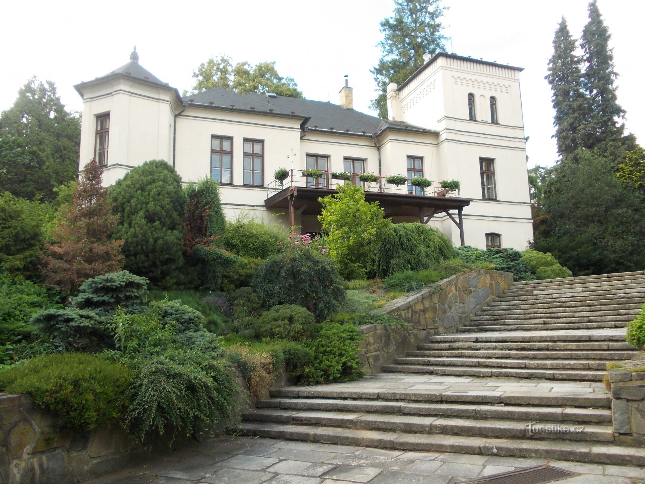 a kastélyhoz igazított lépcsőház