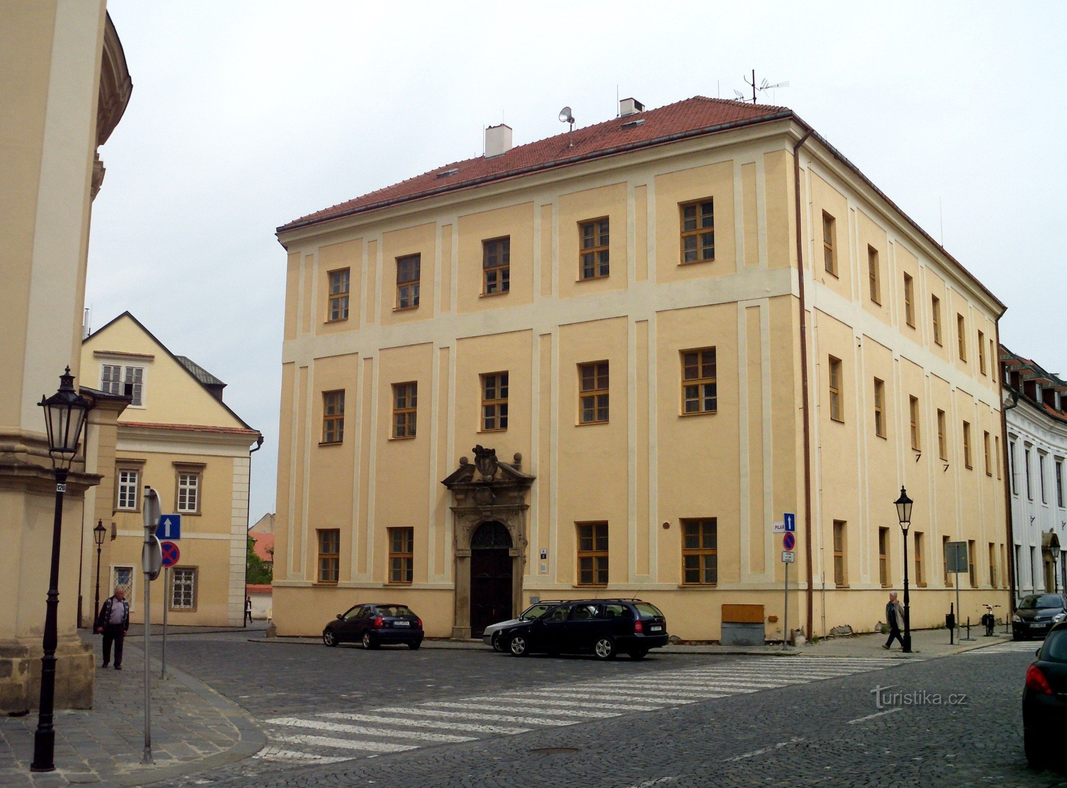uprostřed kolej, vpravo budova gymnázia