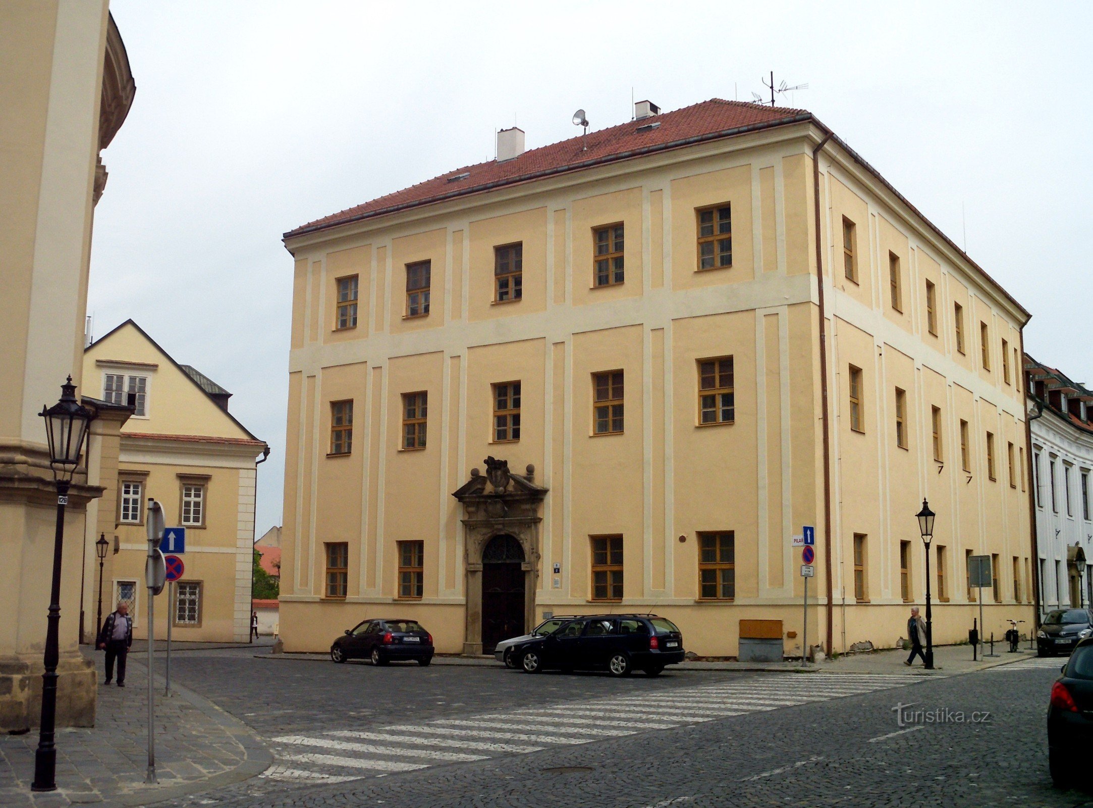 pośrodku internat, po prawej budynek gimnazjum