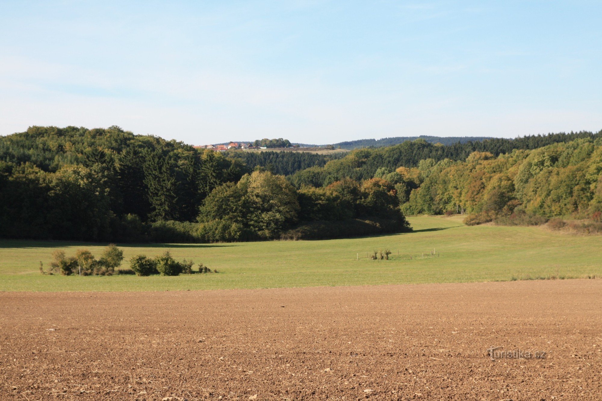 In der Mitte der Böschung ist die Doline Městikáď überwuchert