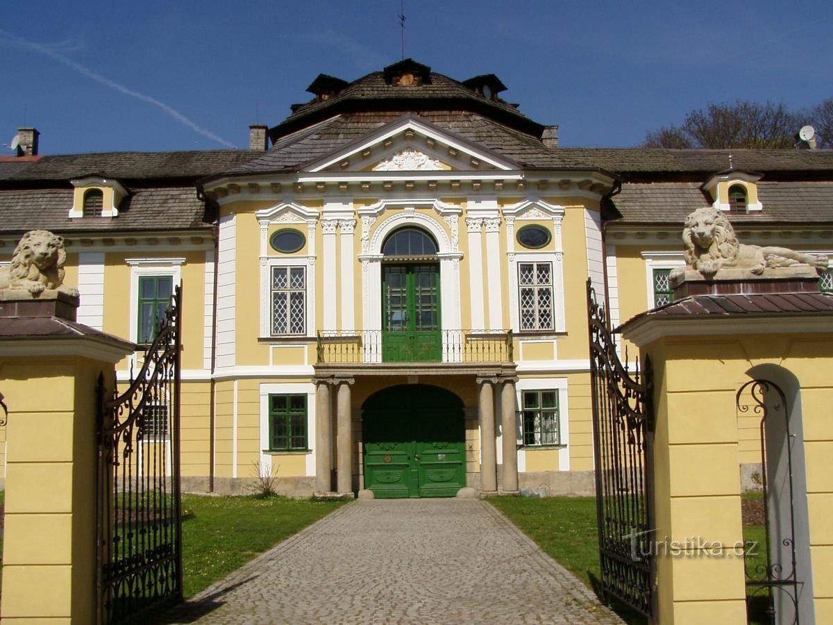 Usob kasteel vanaf de poort