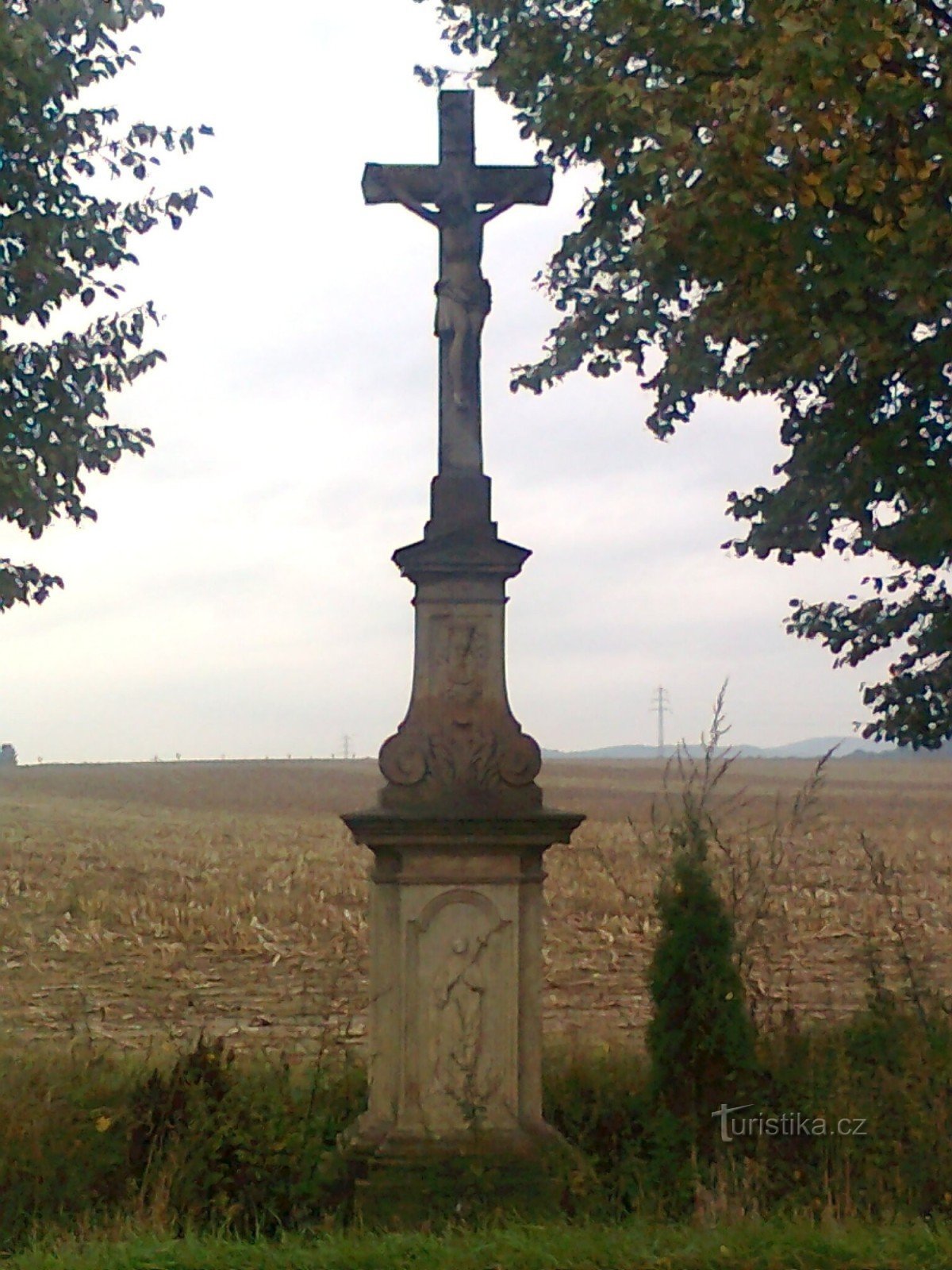 Úsov - croix de pierre sur la route Úsov - Stavenice