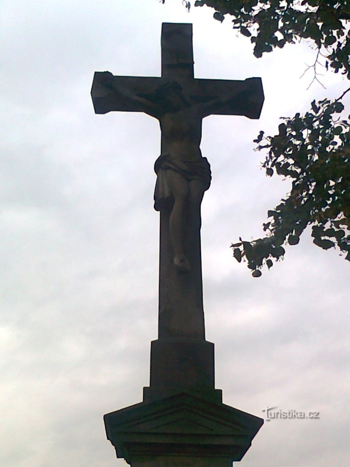 Úsov - cruz de piedra junto a la carretera Úsov - Stavenice