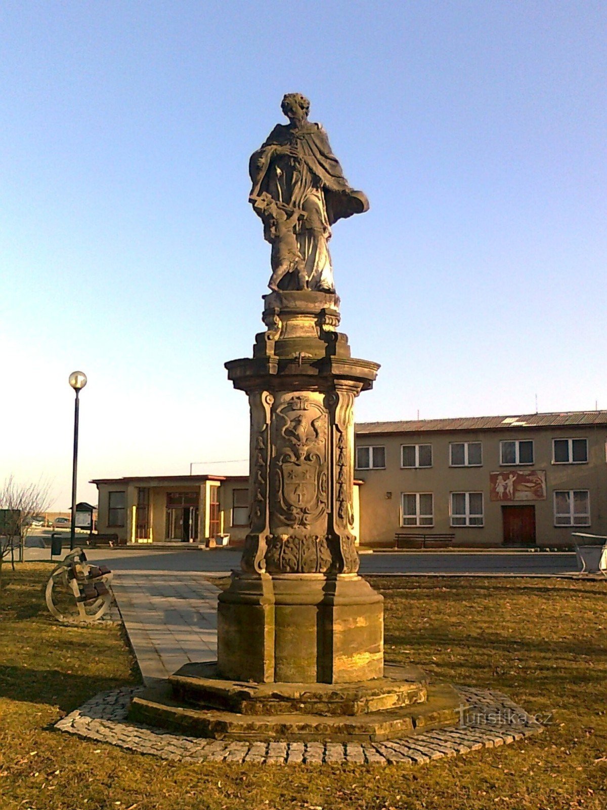 Úsov - crucea Sf. Ioan din Nepomuck la castel
