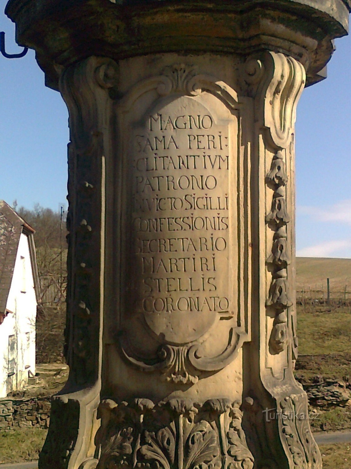 Úsov - kruis van St. Johannes van Nepomuck bij het kasteel