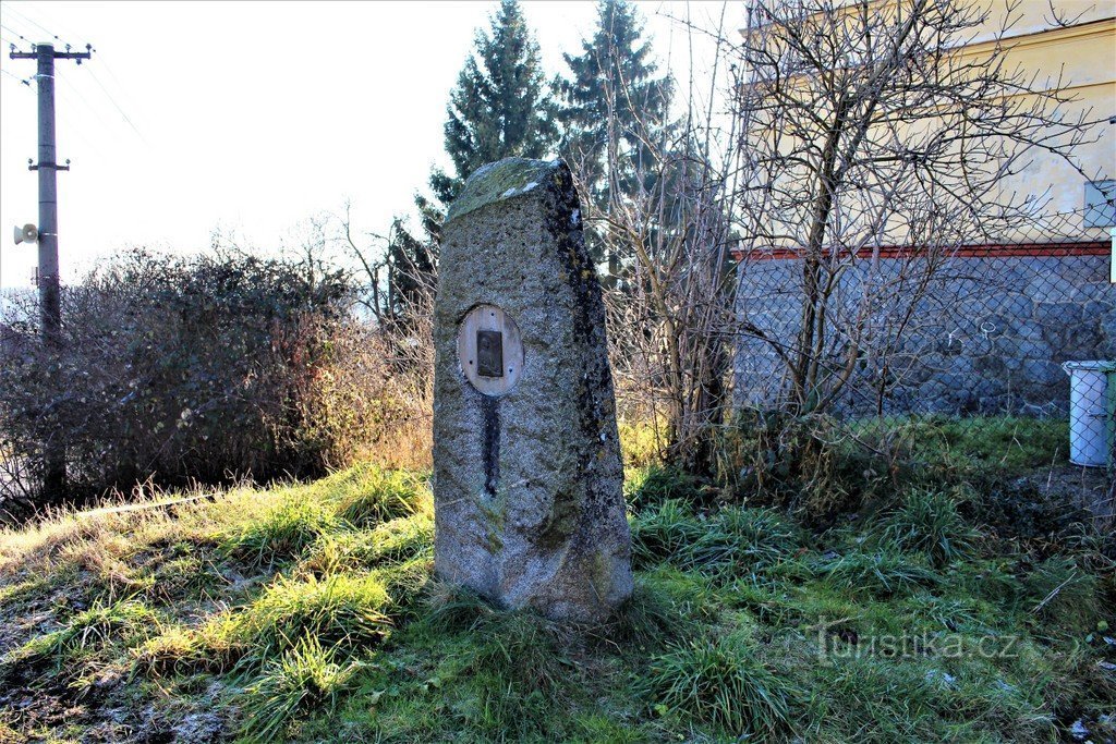 Ustaleč, monumento en la antigua escuela