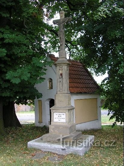 Mündungskapelle und Kreuz an der Straße Olomouc-Konice