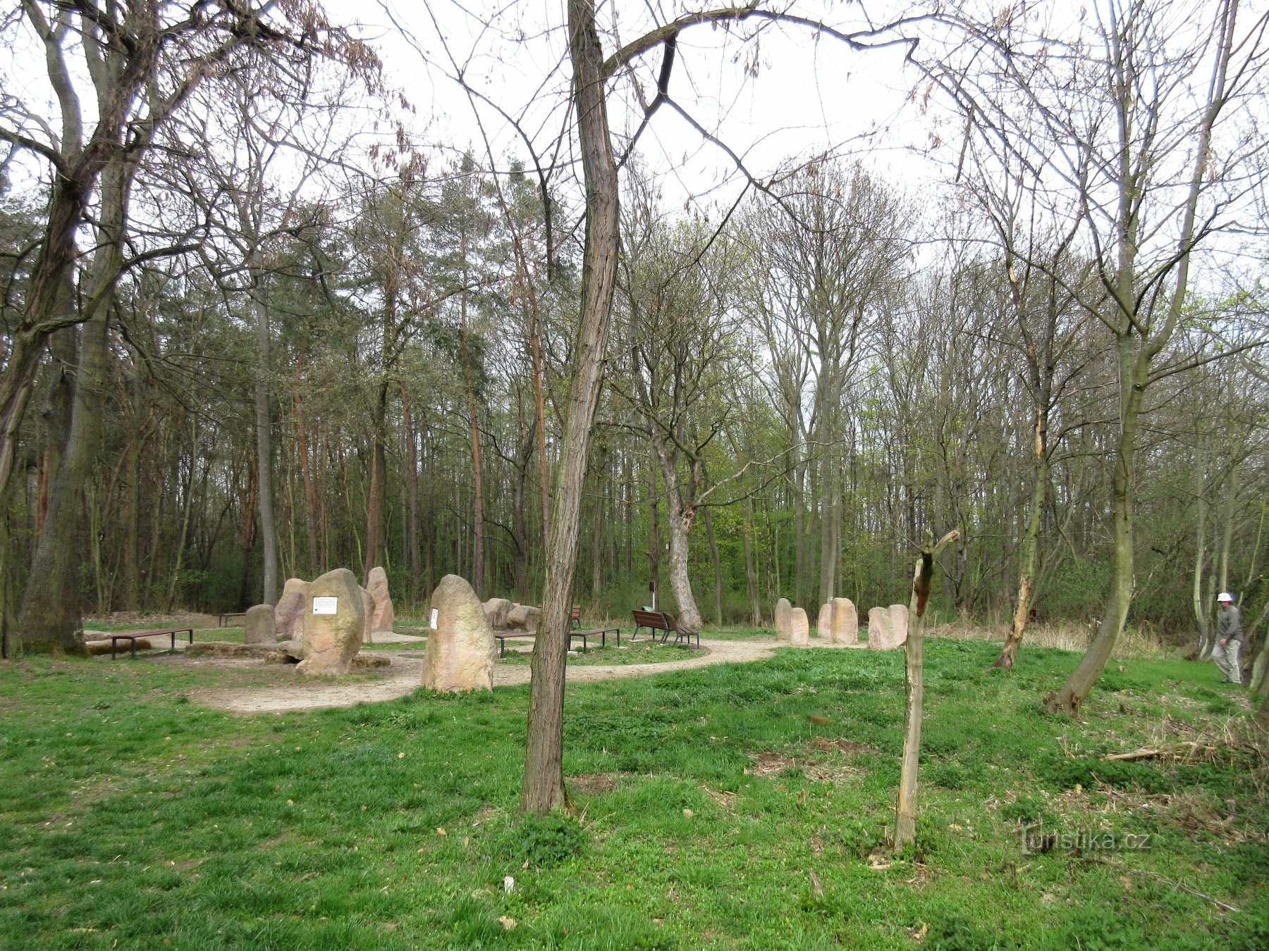 Uvaly - Geschichte, Vinice-Aussichtsturm, Menhire, Lehrpfade