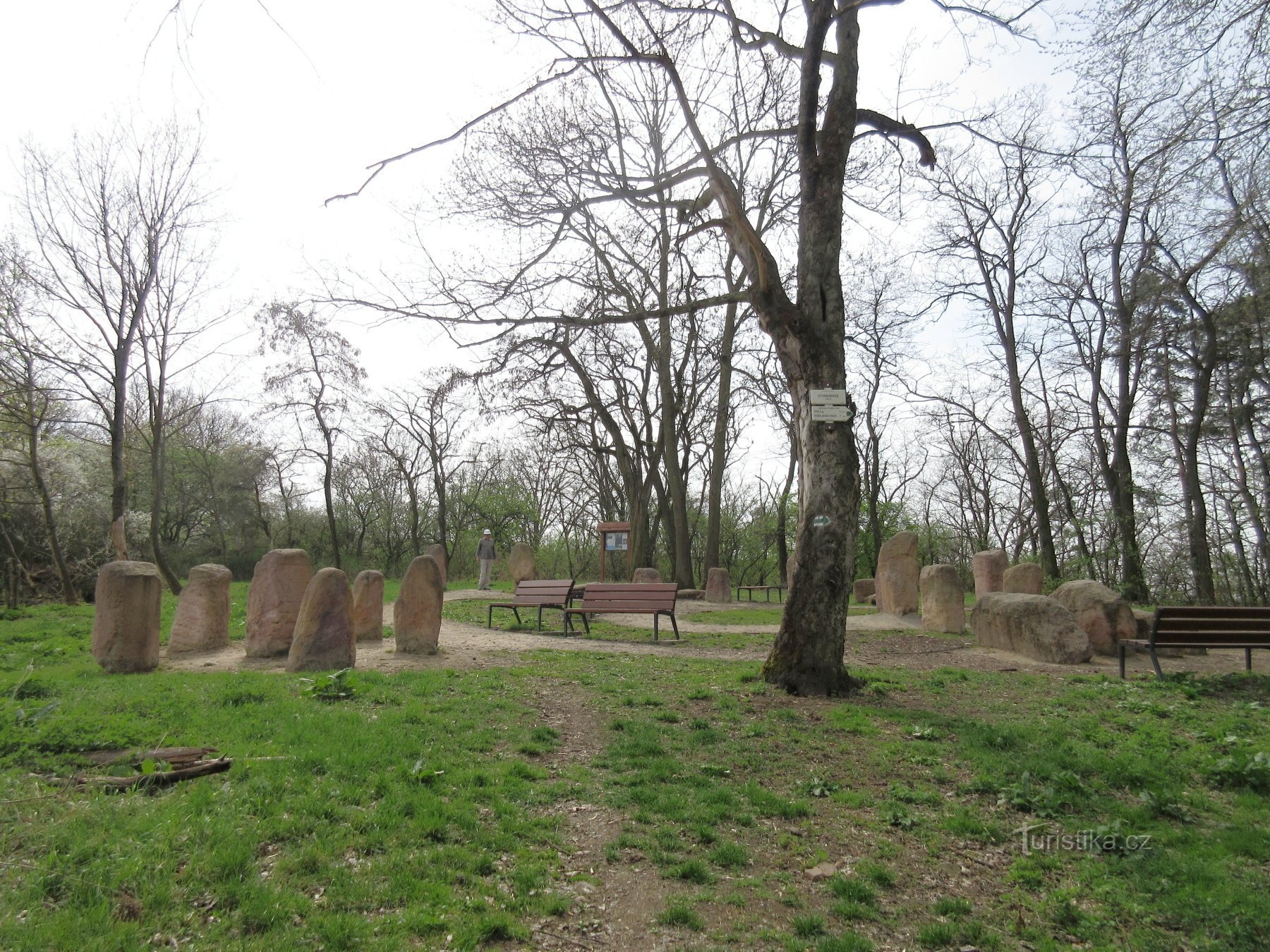 Uvaly - histoire, tour d'observation de Vinice, menhirs, sentiers didactiques