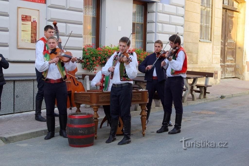 Μια επιτροπή υποδοχής μπροστά σε ένα σπίτι