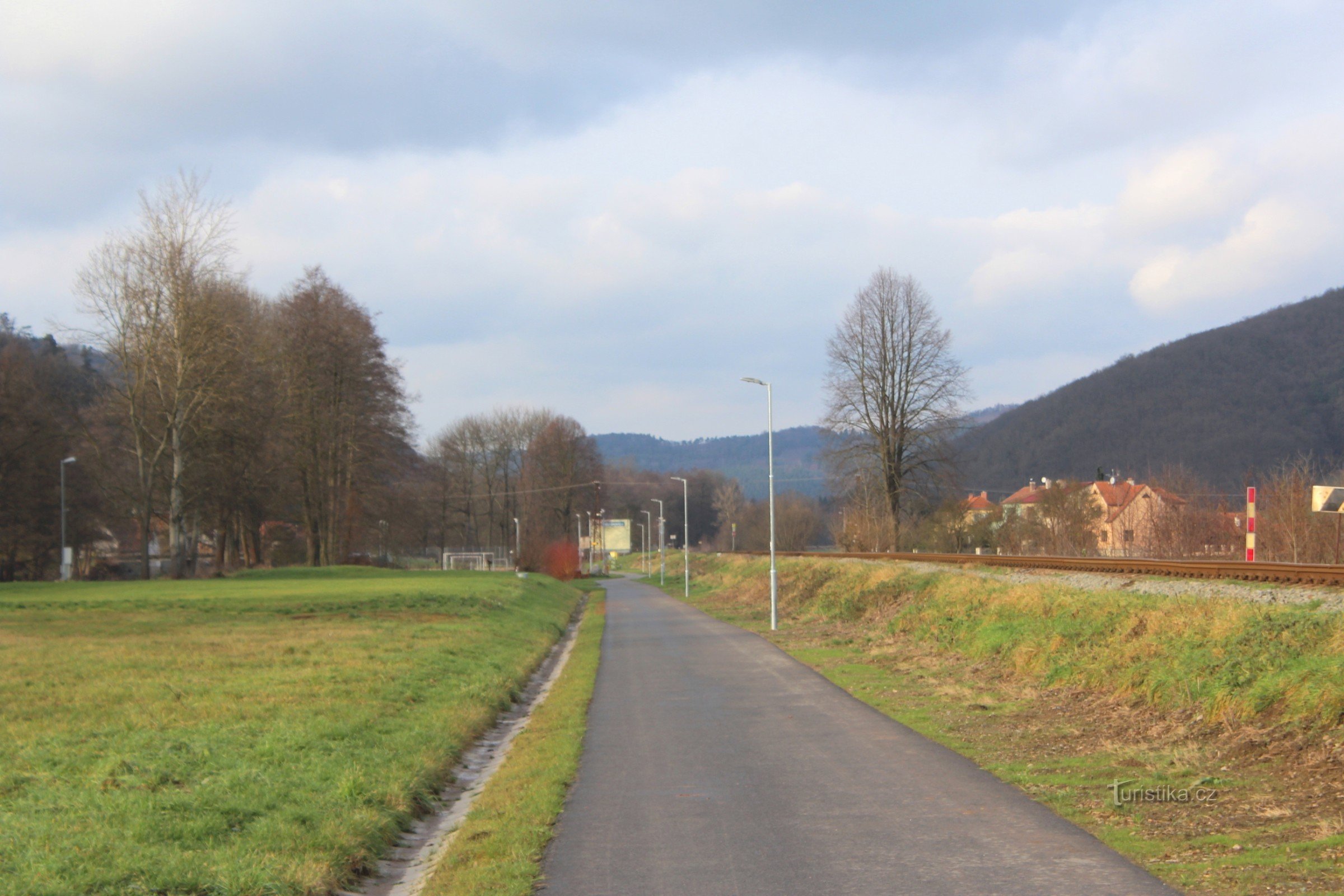 Der einführende Teil des Radwegs beim Sportareal Štěpánovic